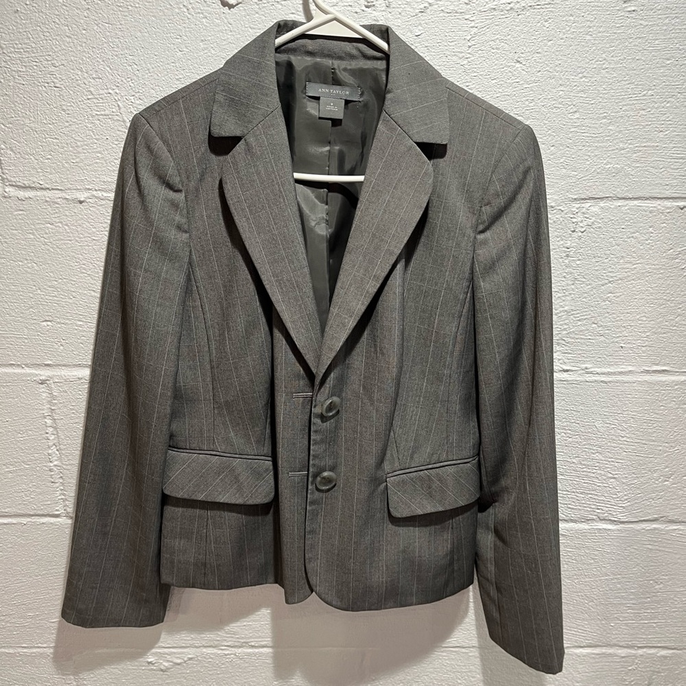 Like new, Ann Taylor gray striped blazer, light shoulder padding, womens size 8.